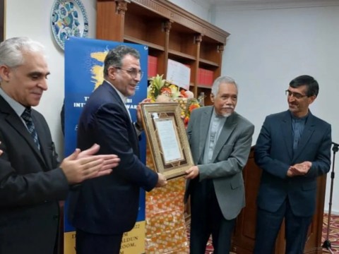Prof Emeritus Dr Osman terima Anugerah Antarabangsa Farabi ke-13